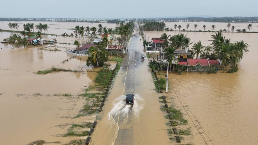 Philippines phát lệnh sơ tán ở hàng nghìn ngôi làng, chuẩn bị đón bão Nika